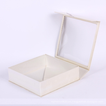 Caja de cartón blanca de diseño simple con ventana